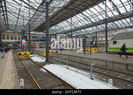 Piattaforme per treni a lunga distanza a Helsingin rautatieasema, stazione ferroviaria centrale, Helsinki, Finlandia Foto Stock