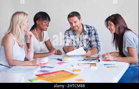 Sessione di brainstorming presso un'agenzia. Un team creativo che si occupa di brainstorming nella sala riunioni insieme. Foto Stock