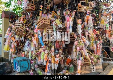 Varkala, India - Gennaio 2022: Albero dei desideri nel Tempio di Janardanaswamy. Molte bambole e scatole sono appesi in un albero all'interno del tempio, come offerta da w Foto Stock