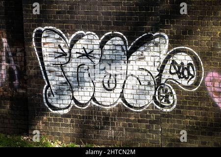 Graffiti sulle pareti del ponte ferroviario Foto Stock