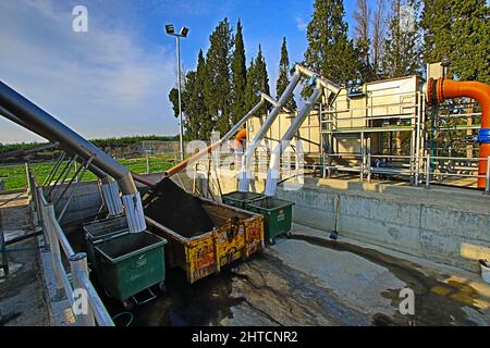 Impianto di gestione dei rifiuti. Cambiare i fanghi e i rifiuti in compost per l'agricoltura fotografata in Israele Foto Stock