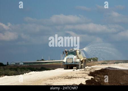 Impianto di gestione dei rifiuti. Cambiare fango e rifiuti in compost per l'agricoltura. Raffreddamento del bio-processo con acqua fotografata in Israele Foto Stock