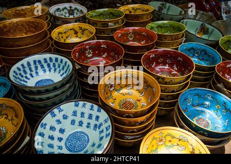 Ciotole in vendita a Cat Street Markets (Upper Lascar Row), Sheung WAN, Hong Kong Island, 2007 Foto Stock