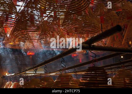 Incenso spirali e fumo in raggi solari, Man Mo Tempio, Hollywood Road, Sheung WAN, Hong Kong Island, 2007 Foto Stock