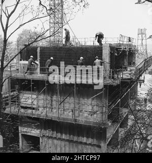 Restell Close, Greenwich, Londra, 29/04/1966. Un blocco 'sectra' di appartamenti infermieri in costruzione a Restell Close, con la cassaforma in acciaio in opera per il prossimo piano da costruire. Questo blocco residenziale per infermieri era uno dei tre blocchi a forma di H a 10 piani, costruito dalla Laing's Construction Company per il South-East Metropolitan Regional Hospital Board, utilizzando il sistema 'sectra'. Gli appartamenti sono stati costruiti su un punto alto appena fuori Vanbrugh Hill con vista su Greenwich, Deptford e il Tamigi, fornendo appartamenti indipendenti di tre e quattro stanze per gli infermieri che lavoravano al Greenwich Hospital. Foto Stock