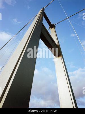 Severn Bridge, M48, Aust, South Gloucestershire, 10/11/1987. Una vista dalla base di una delle torri del Ponte Severn, vista durante i lavori di rafforzamento di Laing. Il progetto e la costruzione originali del ponte Severn avevano inferiore al volume stimato di traffico dal suo completamento nel 1966 e, pur essendo stato costruito per durare 120 anni, è stato trovato che richiedeva interventi di riparazione dopo solo il 20. Laing Industrial Engineering &amp; Construction ha vinto il contratto &#XA3;29,5m del Dipartimento dei Trasporti e il rafforzamento dei lavori su tutti gli elementi della struttura è iniziato nel maggio 1987. T Foto Stock