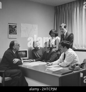 Sir John Laing Building, Page Street, Mill Hill, Barnet, Londra, 11/03/1982. Una riunione del team del Dipartimento del Tesoro presso il Sir John Laing Building di Mill Hill. Il Sir John Laing Building, nominato in onore del presidente della società, morto nel gennaio 1978 all'età di 98 anni, è stato costruito tra il 1977 e il 1980, come previsto dal 1974. L'edificio ha completato una fase di sviluppo presso il complesso della sede di Mill Hill di Laing, un'area che l'azienda aveva occupato da quando si era spostata da Carlisle nel 1922. Nel 1988, tuttavia, una grande ristrutturazione della società e significava una delocalizzazione all'ingrosso Foto Stock