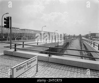 The Shopping Centre, Silbury Boulevard, Milton Keynes, Buckinghamshire, 06/06/1979. Una vista che guarda a sud ovest lungo Silbury Boulevard dall'incrocio con Secklow Gate che mostra il centro commerciale Milton Keynes. Foto Stock