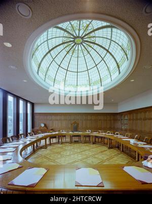 Unity House, Euston Road, Camden, Londra, 13/04/1983. L'interno della sala riunioni dell'Unity House, che mostra il grande tavolo da conferenza rotondo e l'originale lucernario a cupola in vetro con piombo e pannelli a parete. Il contratto per il nuovo &#XA3;4,5 milioni di quartier generale dell'Unione Nazionale delle Ferrovie di Euston Road è stato assegnato alla Regione di Londra di Laing&#x2019;s. Il nuovo quartier generale fu costruito sul sito dell'ex Casa dell'unità, che fu la sede dell'Unione Nazionale dei Ferrovedini dal 1910. Alcune caratteristiche del vecchio edificio sono state incorporate nella sua controparte moderna, compresa la boa Foto Stock