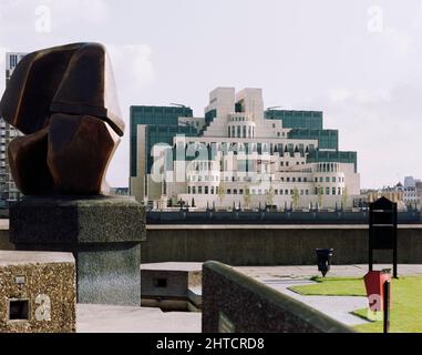 Vauxhall Cross, Albert Embankment, Vauxhall, Lambeth, Londra, 10/10/1992. Una vista della Vauxhall Cross recentemente completata da nord-ovest attraverso il Tamigi, con la scultura 'pezzo di bloccaggio' di Henry Moore in primo piano. Vauxhall Cross, noto anche come SIS o edificio del MI6, è stato progettato dall'architetto Terry Farrell ed è stato costruito da Laing Management Contracting per proprietà Regalian. Fu venduto al governo, diventando la sede principale del British Secret Intelligence Service o MI6. Laing ha vinto il contratto per l'edificio nel 1989, con lavori di terra a partire dal 199 Foto Stock