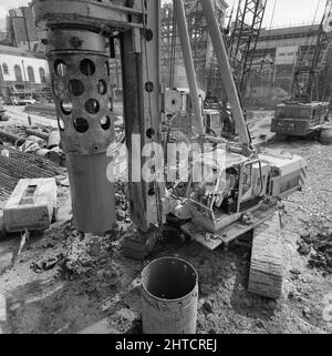 Vintners Place, Upper Thames Street, Queenhitthe, Londra, 31/05/1990. Un carro di perforazione per cumuli in uso presso il cantiere Vintners Place. Laing ha sottoscritto il contratto di gestione &#XA3;79m per la costruzione di un ufficio di alta qualità 37.000sqm a Vintners luogo tra marzo 1989 e dicembre 1992. I lavori in loco sono iniziati nel giugno 1989 con la demolizione di 10 edifici, tra cui Vintry House e Kennett Wharf, sul lungofiume. La fa&#xe7;ade del Tamigi House lungo Queen Street Place è stata conservata e incorporata nello sviluppo. Il progetto è stato il primo all'interno della città di Foto Stock