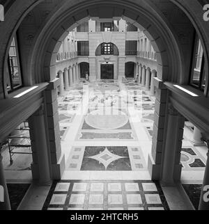 Vintners Place, Upper Thames Street, Queenhitthe, Londra, 28/10/1992. Una vista sopraelevata che guarda attraverso l'arco all'estremità nord della galleria a Vintners Place, che mostra il pavimento in marmo dell'atrio aperto. Laing ha sottoscritto il contratto di gestione £79m per la costruzione di un ufficio di alta qualità 37.000sqm a Vintners luogo tra marzo 1989 e dicembre 1992. I lavori in loco sono iniziati nel giugno 1989 con la demolizione di 10 edifici, tra cui Vintry House e Kennett Wharf, sul lungofiume. La façade di Tamigi House lungo Queen Street Place è stato conservato e incorpo Foto Stock
