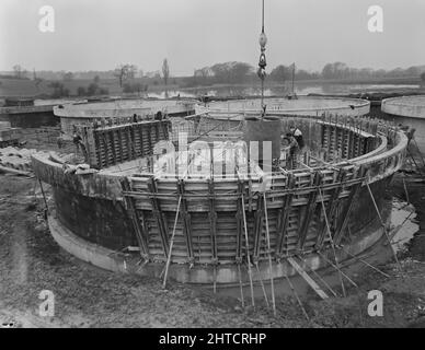 Wanlip Sewage Works, Wanlip, Charnwood, Leicestershire, 31/03/1960. Lavoratori che concretizza una sezione di muro nel serbatoio di separazione No.4 a Wanlip Sewage Works. I lavori di costruzione dei Wanlip Sewage Works sono iniziati nel dicembre 1958. L'intero sito doveva essere inumidito con il cumino di fogli prima dello scavo, a causa della vicinanza del fiume Soar. Il contratto iniziale comprendeva la costruzione di tre unità di vasca di aerazione con 36 tasche, e di una vasca di aerazione con 18 tasche. In ciascuna unità erano incorporati anche quattro serbatoi di separazione. Un locale pompe per fanghi di ritorno, un'uscita degli effluenti, tubazioni e un perma Foto Stock