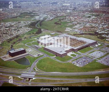 WD e ho Wills, Whitchurch Lane, City of Bristol, 01/06/1978. Una veduta aerea obliqua della fabbrica di tabacco Wills di Hartcliffe, Bristol, da sud, che mostra sia la fabbrica stessa e il blocco di uffici e complesso di amenità. La fabbrica stessa è stata demolita nel 1999 e il sito è ora occupato da un parco al dettaglio, ma il blocco uffici e il complesso di strutture per il podio sono stati elencati al grado II nel 2000 e convertiti in appartamenti da Urban Splash nel 2007 circa. Foto Stock