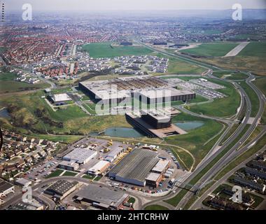 WD e ho Wills, Whitchurch Lane, City of Bristol, 01/06/1978. Una vista aerea obliqua della fabbrica di tabacco Wills di Hartcliffe, Bristol, da nord-ovest, che mostra sia la fabbrica stessa e il blocco di uffici e complesso di servizi. La fabbrica stessa è stata demolita nel 1999 e il sito è ora occupato da un parco al dettaglio, ma il blocco uffici e il complesso di strutture per il podio sono stati elencati al grado II nel 2000 e convertiti in appartamenti da Urban Splash nel 2007 circa. Foto Stock