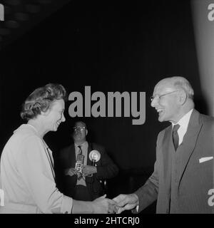 Municipio di Wembley, Forty Lane, Brent, Londra, 22/06/1962. E L Davies si è fatto un'agitazione con Sir John Laing durante un premio per 25 anni di servizio in una presentazione di lunga durata e pensionamento che si tiene nel Municipio di Wembley. La presentazione del servizio e del pensionamento si è svolta presso il Municipio di Wembley dopo un'assemblea generale annuale della società. Le presentazioni sono state effettuate da W K Laing (Kirby) e J M Laing (Maurice) con la partecipazione di Sir John Laing. Foto Stock