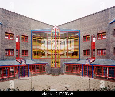 West Dorset County Hospital, Dorchester, West Dorset, Dorset, 08/04/1987. Una vista attraverso un cortile interno verso parte del West Dorset County Hospital, che mostra la facciata vetrata della scala sul retro dell'entrata principale. All'inizio del 1980s sono stati sviluppati piani per un ospedale moderno che sostituisca il vecchio Dorchester Hospital, in un nuovo sito ad ovest del centro città. Una joint venture tra la regione sud-occidentale di Laing&#x2019 e la Haden Young Limited sono state responsabili della fase i del progetto di costruzione, che doveva fornire 149 posti letto e includeva unità di maternità e geriatria, due operatin Foto Stock