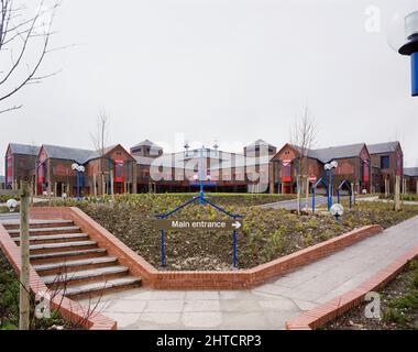 West Dorset County Hospital, Dorchester, West Dorset, Dorset, 08/04/1987. Una vista del West Dorset County Hospital da un sentiero a sud-est, mostrando un cartello per l'ingresso principale. All'inizio del 1980s sono stati sviluppati piani per un ospedale moderno che sostituisca il vecchio Dorchester Hospital, in un nuovo sito ad ovest del centro città. Una joint venture tra la regione sud-occidentale di Laing&#x2019 e la Haden Young Limited sono state responsabili della fase i del progetto di costruzione, che doveva fornire 149 posti letto e includeva unità di maternità e geriatria, due sale operatorie e un reparto di patologia e raggi X. Foto Stock