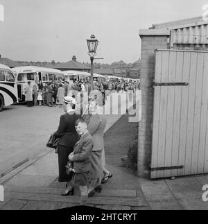 Whitley Bay, North Tyneside, 13/06/1953. I lavoratori di Laing e le loro famiglie si sono riuniti da una linea di allenatori durante una gita del personale di Laing a Whitley Bay. Nel 1947, dopo una pausa di sette anni, Laing aveva risuscitato le loro "uscite di zona" per il personale e le loro famiglie, con viaggi in maggio e giugno. Questo viaggio è stato per il personale della zona di Carlisle. Foto Stock