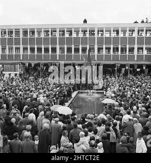 Yate Shopping Centre, Yate, South Gloucestershire, 25/09/1965. Una grande folla di persone si è riunita intorno alla fontana su Four Seasons Square per l'apertura ufficiale del centro commerciale Yate. Il centro commerciale Yate è stato progettato dagli architetti Stone, Toms and Partners ed è stato costruito da Laing. Fu costruito per servire una popolazione in crescita ed era un legame tra il vecchio villaggio e la nuova città con le sue case moderne. Il centro commerciale era costituito da quattro ampi quartieri commerciali collegati da un centro di corte, che ospitava quattro banche, un supermercato e un negozio Woolworths. C'erano anche grandi parcheggi e un B&B. Foto Stock