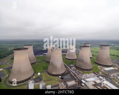 Centrale elettrica di Cottam, Outgang Lane, Cottam, Treswell, Bassetlaw, Nottinghamshire, 2018. Vista generale verso est sulle torri di raffreddamento della centrale elettrica dalla parte superiore dello stack. Foto Stock