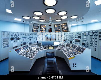 Centrale elettrica di Cottam, Outgang Lane, Cottam, Treswell, Bassetlaw, Nottinghamshire, 2018. Vista interna di una sala di controllo nella centrale elettrica, che mostra il quadro di controllo dell'unità con l'illuminazione sopra e la sedia del controller in primo piano. Foto Stock