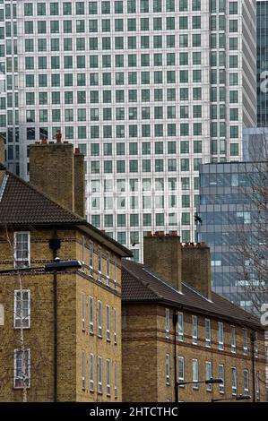Canary Wharf, Tower Hamlets, Londra, 2007. Vista generale guardando verso sud verso le torri di Canary Wharf da Wade's Place, con la Casa Devitt in primo piano. Foto Stock