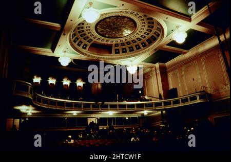 New Gallery, Regent Street, City of Westminster, Londra, 1970-1999. L'auditorium della Nuova Galleria, che mostra la cupola del soffitto, vista dalla parte anteriore delle bancarelle. La Nuova Galleria fu costruita come galleria d'arte alla fine del 19th secolo. L'edificio fu trasformato in un ristorante nel 1910 e successivamente in un cinema nel 1913, secondo i piani di William Woodward &amp; Sons. Il cinema fu alterato nel 1925 ai piani di Nicholas &amp; Dixon-Spain. Il New Gallery Cinema è operativo fino al 1953. L'edificio fu utilizzato come chiesa fino al 1990s. In seguito è stato utilizzato per la vendita al dettaglio. Foto Stock