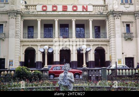 Odeon Cinema, Lord Street, Southport, Sefton, 1962-1980. La facciata del cinema Odeon, con una fontana in un giardino in primo piano. L'Odeon Cinema è stato aperto come nuovo Palladium Cinema, una ricostruzione di un cinema omonimo sullo stesso sito. La facciata apparteneva al nuovo Cinema Palladium originale, distrutto dal fuoco. Il cinema fu rinominato più volte prima di diventare il cinema Odeon nel 1962. La costruzione fu chiusa nel 1979 e demolita nel 1980. Foto Stock