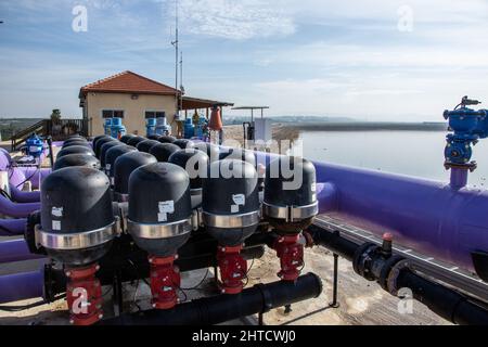 Pompe acqua alla rete fognaria impianto di trattamento. L'acqua trattata viene poi usato per irrigazione e uso agricolo. Fotografato vicino Hadera, Israele Foto Stock