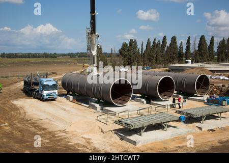 I tubi dell'acqua di diametro grande sono messi nel terreno Foto Stock