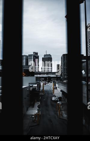 Foto verticale di uno scenario urbano con grattacieli e alti edifici presi da una finestra Foto Stock