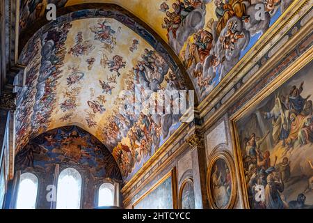 Gli affreschi sulla volta, raffiguranti una Gloria del Paradiso, nella chiesa di San Bartolomeo nella Certosa di Trisulti. Collepardo, Lazio Foto Stock