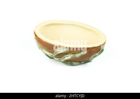 Vaso vuoto in ceramica vintage, piatto o crock pot, isolato su sfondo bianco, vista laterale Foto Stock