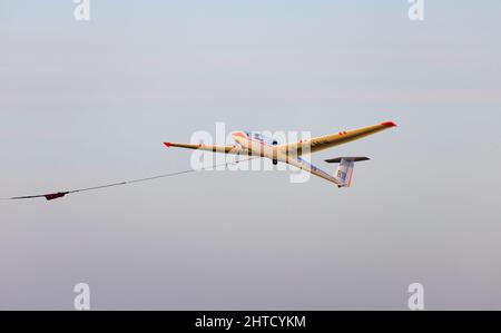 Alexander Schleicher ASK21 lancia un velivello da addestramento a due posti, R18 G-CKMW, della Royal Air Force Gliding and Soaring Association (RAFGSA) Foto Stock