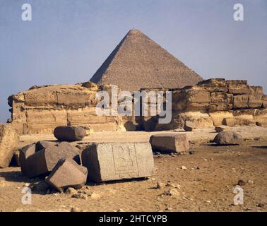 Piramidi, Giza, Egitto, 1984. Le Piramidi, le tombe dei faroahs Menkaure, Khafre e Khufu, risalente intorno al 2000 AC, Giza, Egitto. Foto Stock