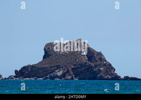 le isole medas nel mediterraneo una giornata estiva soleggiata con il mare blu Foto Stock