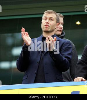 28 Febbraio 2022 - ROMAN ABRAMOVICH - CHELSEA FC FILE PHOTO ROMAN ABRAMOVICH CHELSEA v PORTSMOUTH, STAMFORD BRIDGE, LONDRA, GRAN BRETAGNA - 22 JAN 2005 Picture : Mark Pain / Alamy Live News Foto Stock