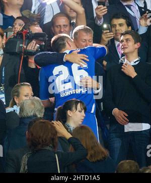 28 Febbraio 2022 - ROMAN ABRAMOVICH - CHELSEA FC FILE PHOTO Roman Abramovich abbraccia il capitano del Chelsea John Terry mentre sale per sollevare il Trofeo della Champions League. Bayern Munich v Chelsea, UEFA Champions League Football Final, Monaco di Baviera, Germania - 19 maggio 2012 immagine : © Mark Pain / Alamy Live News Foto Stock