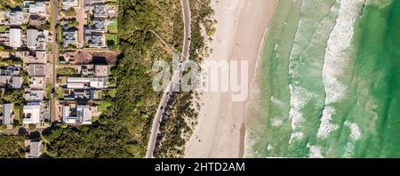 Bellissimo scatto aereo di case e spiaggia tropicale a Hermanus, Sudafrica - ottimo per sfondi Foto Stock
