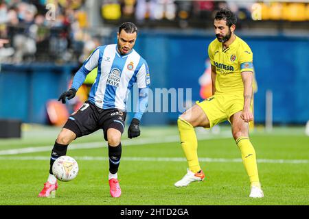 Raul de Tomas di Espanyol e Raul Albiol di Villarreal durante il campionato spagnolo la Liga partita di calcio tra Villarreal CF e RCD Espanyol il 27 febbraio 2022 allo stadio Ceramica di Valencia, Spagna - Foto: Ivan Terron/DPPI/LiveMedia Foto Stock