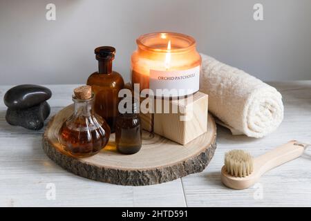 articoli per trattamenti di bellezza per trattamenti spa su tavola di legno bianco, sapone, candela, , oli essenziali. Spazio di copia Foto Stock