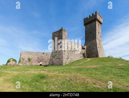 Rocca di Radicofani ben conservata e parte della fortezza in una giornata estiva. Toscana, Italia Foto Stock