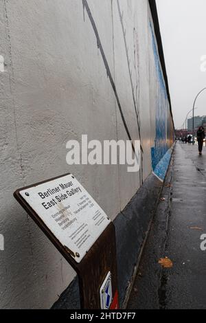 Cartello "East Side Gallery" su un pezzo di berliner mauer ben conservato. Foto Stock