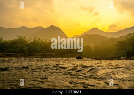 Vista mozzafiato dell'alba estiva sulle montagne con il bellissimo lago, Kerala paesaggio naturale immagine per viaggi e turismo concetto Foto Stock