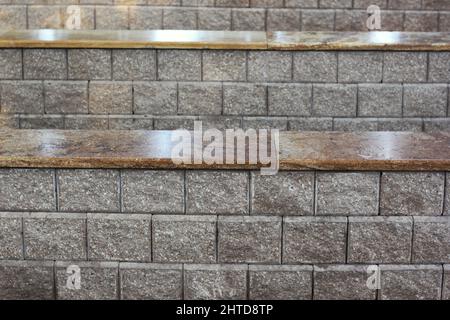 File di panchine e posti a sedere costruiti in muratura e blocchi di pietra. Foto Stock