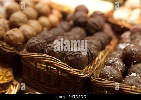 palle di tartufo al cioccolato sul banco del mercato Foto Stock