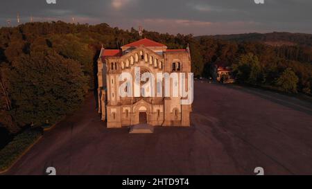 Primo piano della facciata della chiesa di Nossa Senhora da Assuncao sul monte Cordoba Foto Stock