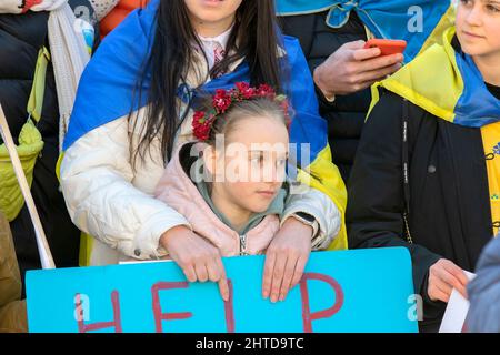 File:///e:/Fotografie Extern/Stockphoto/06 Nieuwe Lens/01 Shutterstock/Shut + Alamy/Warning Sign when at the protest against the War in Ukraine at AMS Foto Stock