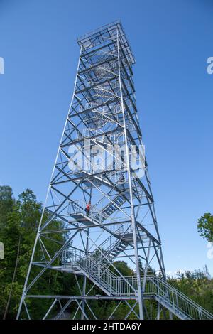 Scatto verticale ad angolo basso della torre dei vigili del fuoco che sale verso il cielo Foto Stock